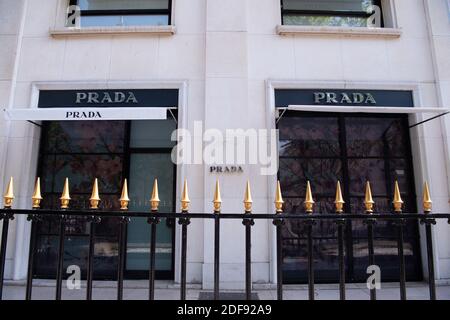 Vista di una Prada chiusa sul viale Montaigne dopo la misura di gourvernement a causa del coronavirus (Covid-19) pandemia a Parigi, l'8 aprile 2020 a Parigi, Francia. La Francia ha registrato altre 541 morti di coronavirus negli ospedali del paese nelle ultime 24 ore, portando il numero totale dei decessi a 10,809 mercoledì. Tuttavia, l'aumento delle cure intensive ha continuato a rallentare. Foto di David Niviere/ABACAPRESS.C OM Foto Stock