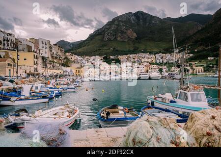 Sicilia Italia Ottobre 2020 imbarcazioni da pesca al porto siciliano di Castellammare del Golfo, splendido villaggio costiero dell'isola di Sicilia, provincia di Trapani, Italia. Foto di alta qualità Foto Stock