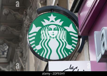 Un segno di Starbucks Coffee a Parigi, il 9 aprile 2020 a Parigi, Francia. Foto di David Niviere/ABACAPRESS.COM Foto Stock
