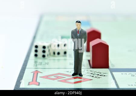 Londra, UK - 2 luglio 2011: Modello figurine di un uomo d'affari al punto di partenza del gioco da tavolo Monopoly Descrizione foto modello figurine di Foto Stock