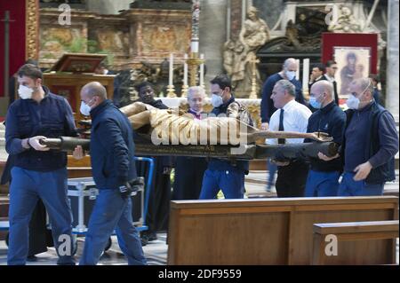 I dipendenti del Vaticano stanno portando il miracoloso crocifisso di San Marcellone Papa Francesco prima che papa Francesco celebri la Santa Domenica a porte chiuse nella Basilica di San Pietro in Vaticano, il 10 aprile 2020, durante il blocco volto a limitare la diffusione dell'infezione da COVID-19, causato dal nuovo coronavirus. Si dice che questo crocifisso salvò la città di Roma da una terribile peste nel 1522. Foto: ABACAPRESS.COM Foto Stock