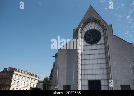 La Cattedrale di Notre Dame de la Treille è raffigurata dopo la messa pasquale del 12 aprile 2020 a Lille, durante il COVID-19, come un blocco rigoroso entra in vigore per fermare la diffusione della malattia di Coronavirus. I Belivers non possono assistere nella carne alla messa così la diocesi ha deciso di registrare e trasmettere in tensione la messa sui social network. Foto di Julie Sebadelha/ABACAPRESS.COM Foto Stock