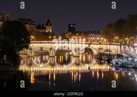 Il Pont Neuf è visto di notte il 24 giorno di blocco a causa del Covid-19. Parigi, Francia, 8 aprile 2020. Foto di Florent Bardos/ABACAPRESS.COM Foto Stock