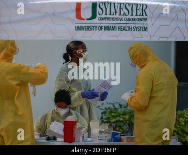 NO FILM, NO VIDEO, NO TV, NO DOCUMENTARIO - University of Miami Health Systems medici lavoratori e membri di Miami-Dade Ocean Rescue controllare gli appuntamenti e ha preso campioni di sangue come veicoli allineati per la proiezione COVID-19 presso la Lemon City Library a Little Haiti. Miami, FL, USA il 14 aprile 2020. Foto di Carl Juste/Miami Herald/TNS/ABACAPRESS.COM Foto Stock