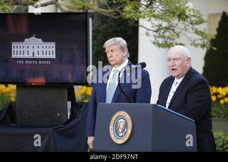 Il presidente DEGLI STATI UNITI Donald J. Trump (L) in qualità di segretario americano all'agricoltura Sonny Perdue (R) parla durante il briefing della Coronavirus Task Force sulla pandemia della COVID-19 nel Rose Garden alla Casa Bianca a Washington, DC, USA, il 15 aprile 2020. Foto di Shawn Thew/Pool/ABACAPRESS.COM Foto Stock