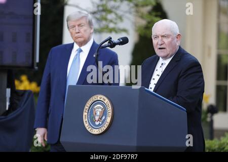 Il presidente DEGLI STATI UNITI Donald J. Trump (L) in qualità di segretario americano all'agricoltura Sonny Perdue (R) parla durante il briefing della Coronavirus Task Force sulla pandemia della COVID-19 nel Rose Garden alla Casa Bianca a Washington, DC, USA, il 15 aprile 2020. Foto di Shawn Thew/Pool/ABACAPRESS.COM Foto Stock