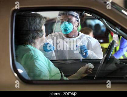 NO FILM, NO VIDEO, NO TV, NO DOCUMENTARIO - Emory Hospital RN Aisha Bennett prende un tampone nasale in un pilota su larga scala drive-through COVID-19 sito di test nel Georgia International Horse Park giovedì 16 aprile 2020, a Conyers, GA, USA.Photo di Curtis Compton/Atlanta Journal-Constitution/TNS/ABACAPRESS.COM Foto Stock