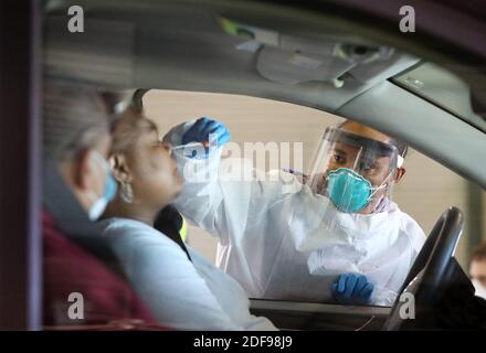 NO FILM, NO VIDEO, NO TV, NO DOCUMENTARIO - Emory Hospital RN Aisha Bennett prende un tampone nasale in un pilota su larga scala drive-through COVID-19 sito di test nel Georgia International Horse Park giovedì 16 aprile 2020, a Conyers, GA, USA.Photo di Curtis Compton/Atlanta Journal-Constitution/TNS/ABACAPRESS.COM Foto Stock