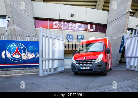 Parigi Saint-Germain fornisce fino a 1,200 pasti al giorno gratuitamente per aiutare gli operatori sanitari in prima linea della crisi Covid-19. I volontari della Street Food on the Move (Street Food en Mouvement) si sono arrotolati le maniche nelle cucine del Parc des Princes dal 9 aprile, organizzando consegne giornaliere di cibo dallo stadio al personale degli ospedali della Greater Paris University tramite quattro camion. Parigi, Francia il 15 aprile 2020. Handout foto di PSG via ABACAPRESS.COM Foto Stock