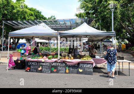 Bancarella di frutta al mercato in Adelaide Street, Maryborough, Sunshine Coast, Queensland, QLD, Australia Foto Stock