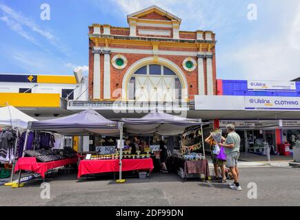 Il mercato si trova di fronte ad un vecchio edificio coloniale in Adelaide Street, Maryborough, Sunshine Coast, Queensland, QLD, Australia Foto Stock