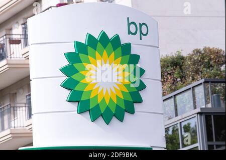 File foto datata 21 aprile 2020 di un segno di negozio di BP a Parigi, Francia. BP ha annunciato piani per tagliare 10,000 posti di lavoro, che rappresentano circa il 15% dei 70,000 dipendenti del gruppo petrolifero, entro la fine dell’anno. Foto di David Niviere/ABACAPRESS.COM Foto Stock