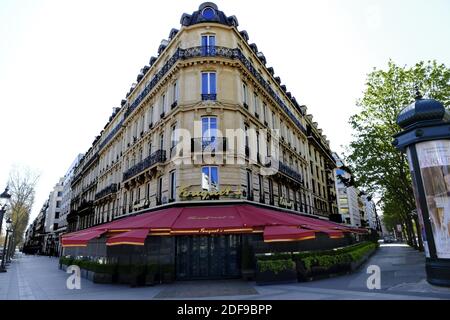 Il ristorante Deserted Fouquet's, la brasserie e' famosa per le sue tende rosse sugli Champs Elysees a Parigi, dato che in Francia entra in vigore uno stretto blocco per fermare la diffusione del COVID-19, Causato dal coronavirus. Dopo l'annuncio da parte del presidente francese Emmanuel Macron delle severe regole di isolamento domiciliare dei francesi a causa di un focolaio di pandemia di coronavirus (COVID-19), avvenuto il 18 marzo 2020 a Parigi, Francia, i francesi dovranno rimanere a casa, la Francia ha chiuso tutte le scuole, teatri, cinema e una serie di negozi, con solo quelli che vendono cibo e altri articoli essenziali autorizzati a re Foto Stock