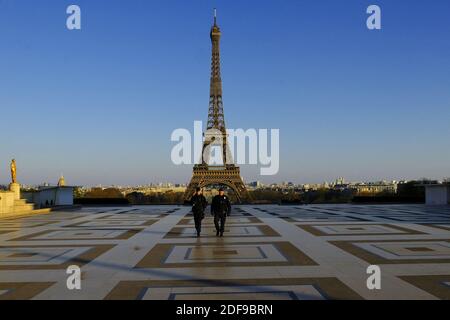 Gli agenti di polizia pattugliano vicino alla Torre Eiffel e desertato Esplanade du Trocadero solitamente imballato con i turisti durante una quarantena imposta dal governo a Parigi, Poiché in Francia entra in vigore un rigido blocco per fermare la diffusione della COVID-19, dopo l'annuncio da parte del presidente francese Emmanuel Macron delle severe norme di isolamento domiciliare dei francesi a causa di un focolaio di pandemia di coronavirus (COVID-19) avvenuto il 18 marzo 2020 a Parigi, Francia: I francesi dovranno rimanere a casa, la Francia ha chiuso tutte le scuole, i teatri, i cinema e una serie di negozi, con solo quelli che vendono cibo e altro Foto Stock