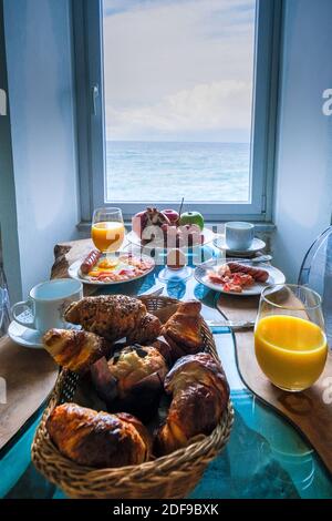 Prima colazione con vista sul mare dalla finestra, Cefalu, borgo medievale dell'isola di Sicilia, Provincia di Palermo, Italia. Europa Foto Stock