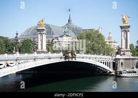 Vista generale del ponte degli Invalids ( Pont des Invalides ) durante le misure di governo a causa della pandemia del coronavirus (Covid-19) il 22 aprile 2020 a Parigi, Francia. Foto di David NIVIERE / ABACAPRESS.COM Foto Stock