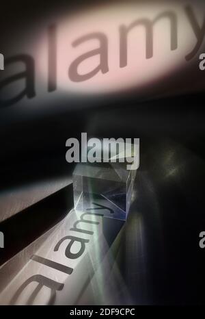 Una vista artistica del logo Alamy, attraverso i riflessi di un blocco di vetro. Foto Stock