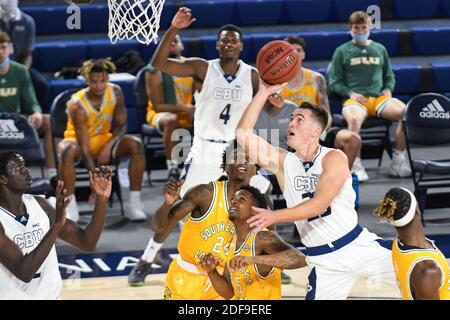 Riverside, California, Stati Uniti. 2 dicembre 2020. La guardia della California Baptist University Ty Rowell (25) guida verso il basket contro il difensore. La CBU Lancers ha ospitato i se Louisiana Lions al CBU Event Center di Riverside. Credit: Ardie Crenshaw/ZUMA Wire/Alamy Live News Foto Stock