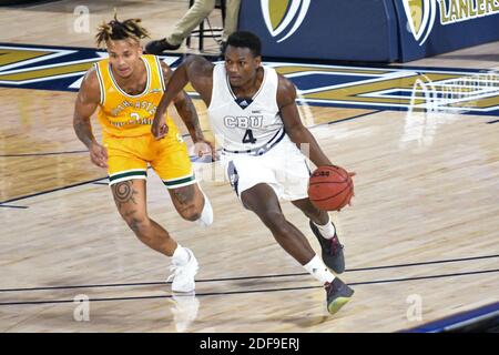 Riverside, California, Stati Uniti. 2 dicembre 2020. Guardia della California Baptist University Elijah Thomas (4) dribbles di se Louisiana guardia Byron Smith (5) durante il gioco. La CBU Lancers ha ospitato i se Louisiana Lions al CBU Event Center di Riverside. Credit: Ardie Crenshaw/ZUMA Wire/Alamy Live News Foto Stock