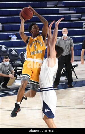 Riverside, California, Stati Uniti. 2 dicembre 2020. Se Louisiana guardia Byron Smith (5) spara su un difensore durante il gioco. La CBU Lancers ha ospitato i se Louisiana Lions al CBU Event Center di Riverside. Credit: Ardie Crenshaw/ZUMA Wire/Alamy Live News Foto Stock