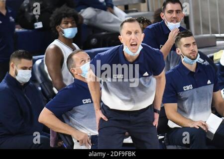 Riverside, California, Stati Uniti. 2 dicembre 2020. Il capo allenatore della California Baptist University Rick Croy dà istruzioni alla squadra durante il gioco. La CBU Lancers ha ospitato i se Louisiana Lions al CBU Event Center di Riverside. Credit: Ardie Crenshaw/ZUMA Wire/Alamy Live News Foto Stock