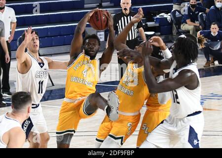 Riverside, California, Stati Uniti. 2 dicembre 2020. Se Louisiana guardia Keon Clergeot (4) afferra un rimbalzo durante il gioco. La CBU Lancers ha ospitato i se Louisiana Lions al CBU Event Center di Riverside. Credit: Ardie Crenshaw/ZUMA Wire/Alamy Live News Foto Stock