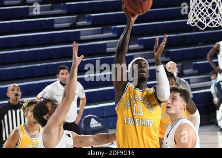 Riverside, California, Stati Uniti. 2 dicembre 2020. Se Louisiana Forward Pape Diop (13) va in su per un colpo durante il gioco. La CBU Lancers ha ospitato i se Louisiana Lions al CBU Event Center di Riverside. Credit: Ardie Crenshaw/ZUMA Wire/Alamy Live News Foto Stock