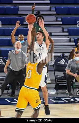 Riverside, California, Stati Uniti. 2 dicembre 2020. La guardia della California Baptist University tre Armstrong (11) spara su se Louisiana in avanti Elijah Ifejeh (0) durante il gioco.la CBU Lancers ha ospitato i se Louisiana Lions al CBU Event Center di Riverside. Credit: Ardie Crenshaw/ZUMA Wire/Alamy Live News Foto Stock