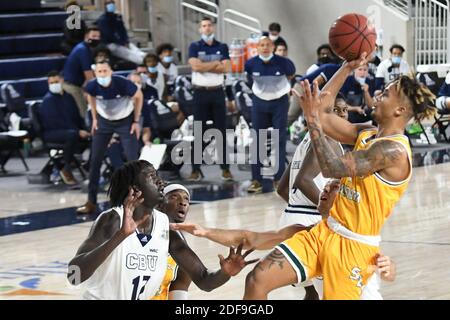 Riverside, California, Stati Uniti. 2 dicembre 2020. Se Louisiana guardia Isiah Kirby (2) va in su per un colpo durante il gioco. La CBU Lancers ha ospitato i se Louisiana Lions al CBU Event Center di Riverside. Credit: Ardie Crenshaw/ZUMA Wire/Alamy Live News Foto Stock