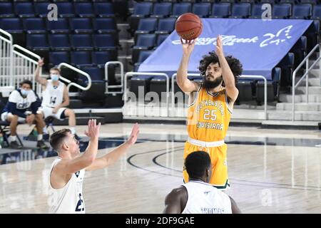 Riverside, California, Stati Uniti. 2 dicembre 2020. Se Louisiana guardia Joe Kasperzyk (25) prende un tiro di 3 punti durante il gioco. La CBU Lancers ha ospitato i se Louisiana Lions al CBU Event Center di Riverside. Credit: Ardie Crenshaw/ZUMA Wire/Alamy Live News Foto Stock