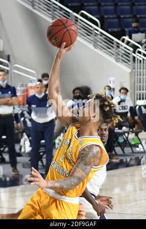 Riverside, California, Stati Uniti. 2 dicembre 2020. Se Louisiana guardia Isiah Kirby (2) va in su per un colpo durante il gioco. La CBU Lancers ha ospitato i se Louisiana Lions al CBU Event Center di Riverside. Credit: Ardie Crenshaw/ZUMA Wire/Alamy Live News Foto Stock