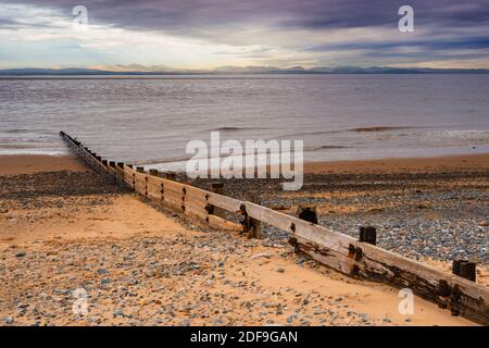 01.12.2020 Rossall Beach, Fleetwood, Lancashire, Regno Unito. L'edificio a quattro piani sul lungomare esterno di Rossall Point e' la Torre dell'Orologio costiero di Rossall. È Foto Stock