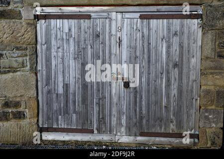 Porte in legno fienile appese sulla fattoria edificio Foto Stock