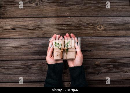 Regalo di natale in scatole di carta artigianale Foto Stock