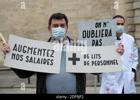 L'artista di strada Dugudus e l'Unione francese SNPI, membri del CGT organizzano una manifestazione di fronte all'ospedale la Pitie Sompetriere a Parigi per la giornata del lavoro francese durante il COVID-19, in quanto un blocco rigoroso è efficace per fermare la diffusione della malattia di Coronavirus. Girato a Parigi, Francia, il 30 aprile 2020. Foto di Aurore Marechal/ABACAPRESS.COM Foto Stock