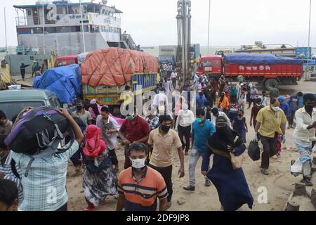 I lavoratori del Bangladesh e i loro familiari che ritornano dalle loro case distrettuali scendendo al terminal dei traghetti di Shimuliya durante il blocco nazionale per frenare la diffusione del coronavirus (COVID-19), Mawa, vicino a Dhaka, Bangladesh, 30 aprile 2020. Migliaia di lavoratori tessili hanno continuato a tornare a lavorare nelle fabbriche di Dhaka e dintorni, in mezzo a un blocco di coronavirus a livello nazionale, sollevando i timori di un aumento della diffusione del contagio. Foto di Kantis Das Suvra/ABACAPRESS.COM Foto Stock