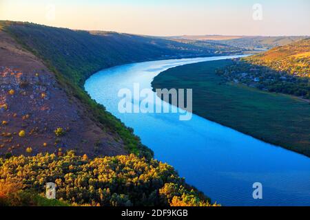 Fiume che scorre in discesa. Paesaggio del fiume Dnister in Moldavia Foto Stock