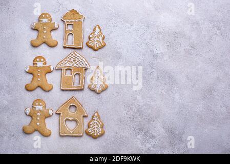 Biscotti natalizi con pan di zenzero. Concetto di soggiorno a casa Foto Stock
