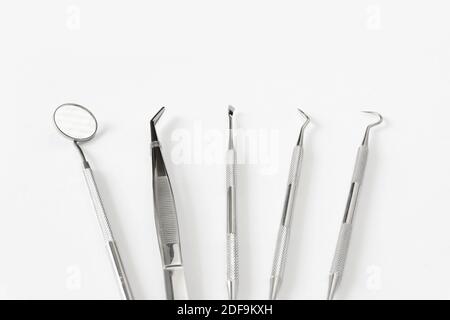Strumenti odontoiatrici ortodontici su sfondo bianco. Foto Stock