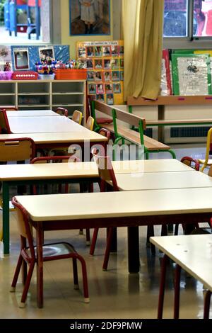 Preparazione all'inizio della scuola l'11 maggio in una classe a Parigi, Francia, il 5 maggio 2020. Dall'11 maggio la Francia avvia il suo piano di definamento dopo 2 mesi di blocco per evitare la diffusione del Covid-19. Foto di Karim Ait Adjedjou/Avenir Pictures/ABACAPRESS.COM Foto Stock