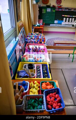 Preparazione all'inizio della scuola l'11 maggio in una classe a Parigi, Francia, il 5 maggio 2020. Dall'11 maggio la Francia avvia il suo piano di definamento dopo 2 mesi di blocco per evitare la diffusione del Covid-19. Foto di Karim Ait Adjedjou/Avenir Pictures/ABACAPRESS.COM Foto Stock