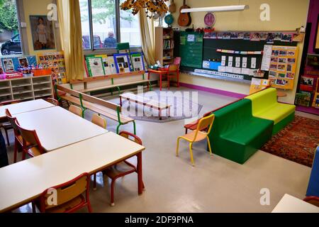 Preparazione all'inizio della scuola l'11 maggio in una classe a Parigi, Francia, il 5 maggio 2020. Dall'11 maggio la Francia avvia il suo piano di definamento dopo 2 mesi di blocco per evitare la diffusione del Covid-19. Foto di Karim Ait Adjedjou/Avenir Pictures/ABACAPRESS.COM Foto Stock