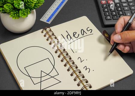 Elenco di idee scritto su un notebook. Scrittura a mano con penna. Foto Stock