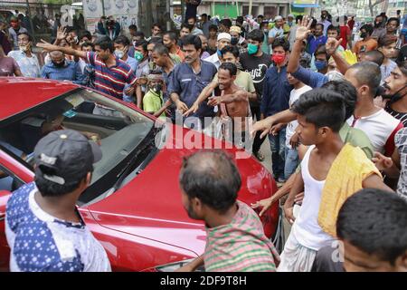 I lavoratori del trasporto del Bangladesh bloccano una strada mentre si riuniscono in una protesta che chiede sollievo e riaprono il trasporto pubblico durante la chiusura a livello nazionale, a Dhaka, Bangladesh, 7 maggio 2020. Il Bangladesh ha imposto un blocco a livello nazionale per frenare la diffusione del nuovo coronavirus. Le autorità hanno vietato i viaggi di passeggeri via acqua, ferrovia e su rotte aeree nazionali a partire dal marzo 24. Foto di Suvra Kanti Das/ABACAPRESS.COM Foto Stock