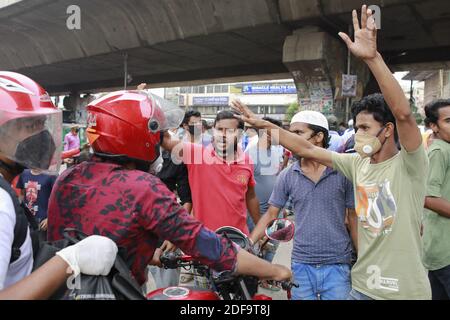 I lavoratori del trasporto del Bangladesh bloccano una strada mentre si riuniscono in una protesta che chiede sollievo e riaprono il trasporto pubblico durante la chiusura a livello nazionale, a Dhaka, Bangladesh, 7 maggio 2020. Il Bangladesh ha imposto un blocco a livello nazionale per frenare la diffusione del nuovo coronavirus. Le autorità hanno vietato i viaggi di passeggeri via acqua, ferrovia e su rotte aeree nazionali a partire dal marzo 24. Foto di Suvra Kanti Das/ABACAPRESS.COM Foto Stock