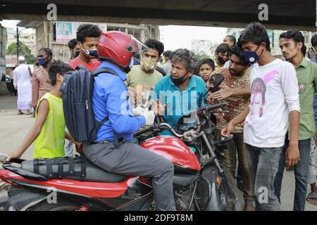 I lavoratori del trasporto del Bangladesh bloccano una strada mentre si riuniscono in una protesta che chiede sollievo e riaprono il trasporto pubblico durante la chiusura a livello nazionale, a Dhaka, Bangladesh, 7 maggio 2020. Il Bangladesh ha imposto un blocco a livello nazionale per frenare la diffusione del nuovo coronavirus. Le autorità hanno vietato i viaggi di passeggeri via acqua, ferrovia e su rotte aeree nazionali a partire dal marzo 24. Foto di Suvra Kanti Das/ABACAPRESS.COM Foto Stock