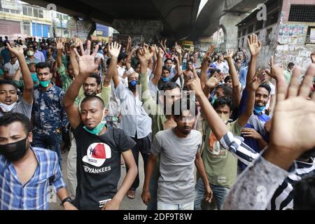 I lavoratori del trasporto del Bangladesh bloccano una strada mentre si riuniscono in una protesta che chiede sollievo e riaprono il trasporto pubblico durante la chiusura a livello nazionale, a Dhaka, Bangladesh, 7 maggio 2020. Il Bangladesh ha imposto un blocco a livello nazionale per frenare la diffusione del nuovo coronavirus. Le autorità hanno vietato i viaggi di passeggeri via acqua, ferrovia e su rotte aeree nazionali a partire dal marzo 24. Foto di Suvra Kanti Das/ABACAPRESS.COM Foto Stock