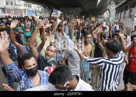 I lavoratori del trasporto del Bangladesh bloccano una strada mentre si riuniscono in una protesta che chiede sollievo e riaprono il trasporto pubblico durante la chiusura a livello nazionale, a Dhaka, Bangladesh, 7 maggio 2020. Il Bangladesh ha imposto un blocco a livello nazionale per frenare la diffusione del nuovo coronavirus. Le autorità hanno vietato i viaggi di passeggeri via acqua, ferrovia e su rotte aeree nazionali a partire dal marzo 24. Foto di Suvra Kanti Das/ABACAPRESS.COM Foto Stock