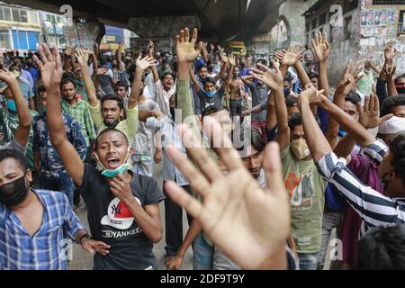 I lavoratori del trasporto del Bangladesh bloccano una strada mentre si riuniscono in una protesta che chiede sollievo e riaprono il trasporto pubblico durante la chiusura a livello nazionale, a Dhaka, Bangladesh, 7 maggio 2020. Il Bangladesh ha imposto un blocco a livello nazionale per frenare la diffusione del nuovo coronavirus. Le autorità hanno vietato i viaggi di passeggeri via acqua, ferrovia e su rotte aeree nazionali a partire dal marzo 24. Foto di Suvra Kanti Das/ABACAPRESS.COM Foto Stock