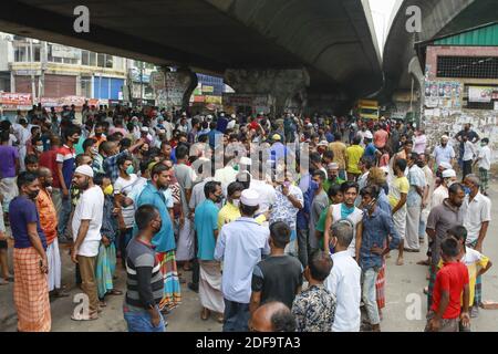 I lavoratori del trasporto del Bangladesh bloccano una strada mentre si riuniscono in una protesta che chiede sollievo e riaprono il trasporto pubblico durante la chiusura a livello nazionale, a Dhaka, Bangladesh, 7 maggio 2020. Il Bangladesh ha imposto un blocco a livello nazionale per frenare la diffusione del nuovo coronavirus. Le autorità hanno vietato i viaggi di passeggeri via acqua, ferrovia e su rotte aeree nazionali a partire dal marzo 24. Foto di Suvra Kanti Das/ABACAPRESS.COM Foto Stock